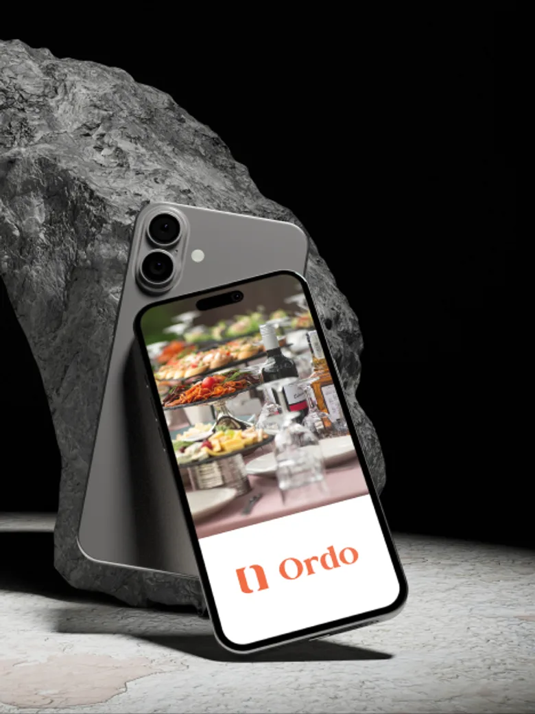 Ordo-appen på en telefon lent mot en steinblokk